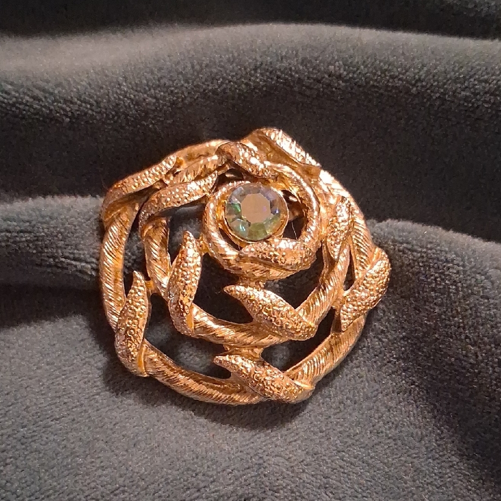 Vintage Gold Rose Brooch with Intricate Petal Design